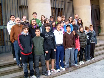 Los alumnos y Jess Miguel Garca, profesor de Fsica
