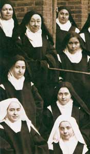 Sor Teresa del Nio Jess (segunda fila por abajo, a la derecha) y sor Genoveva de la Santa Faz (primera fila por abajo, a la izquierda) en una foto de grupo sacada el 15 de abril de 1895, lunes de Pascua