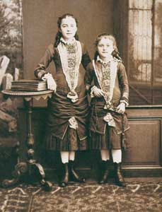 Teresa a la edad de ocho aos con su hermana Celina en una foto de 1881