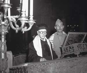 El rabino Israel Zolli en la sinagoga de Roma, 31 de julio de 1944. La Ciudad Eterna ha sido liberada por las tropas aliadas y Zolli, acompaado de otro rabino estadounidense, lee un mensaje de agradecimiento